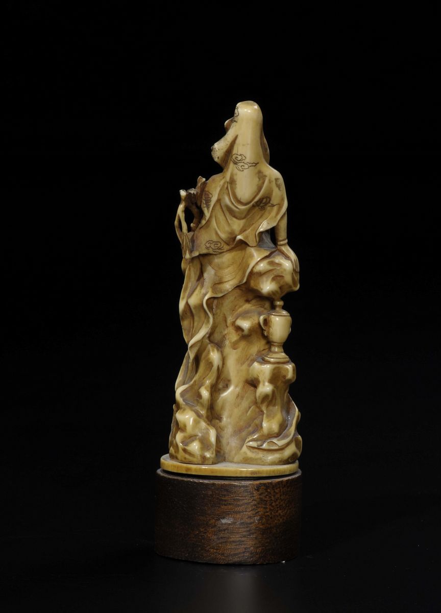 Gruppo in Avorio con Guanyin Seduta e Fanciullo con Vasi in Mano, Cina, Dinastia Qing, Fine XIX S...
