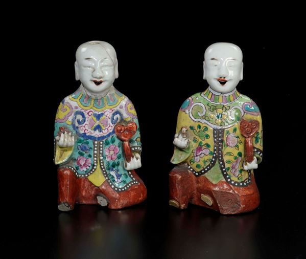 Coppia di dignitari seduti in porcellana a smalti policromi con ruyi in mano, Cina, Dinastia Qing, XIX secolo