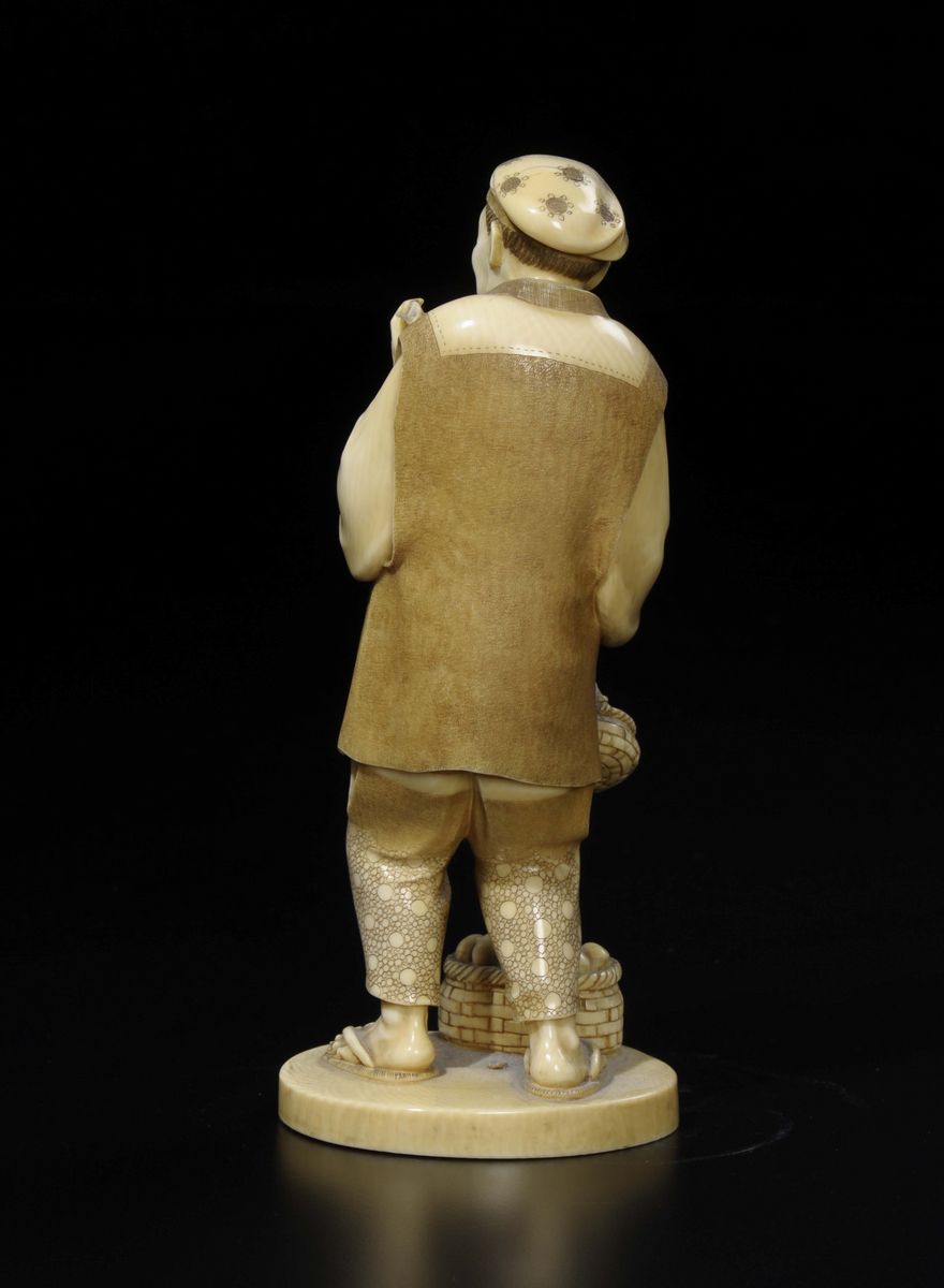 Figura di Contadino in Avorio con Ceste di Uova, Giappone, XIX Secolo