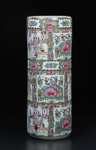 Vaso Cilindrico in Porcellana a Smalti Policromi con Decoro di Fiori e Scene di Vita di Corte, Ci...