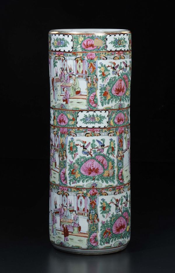 Vaso cilindrico in porcellana a smalti policromi con decoro di fiori e scene di vita di corte, Cina, XX secolo