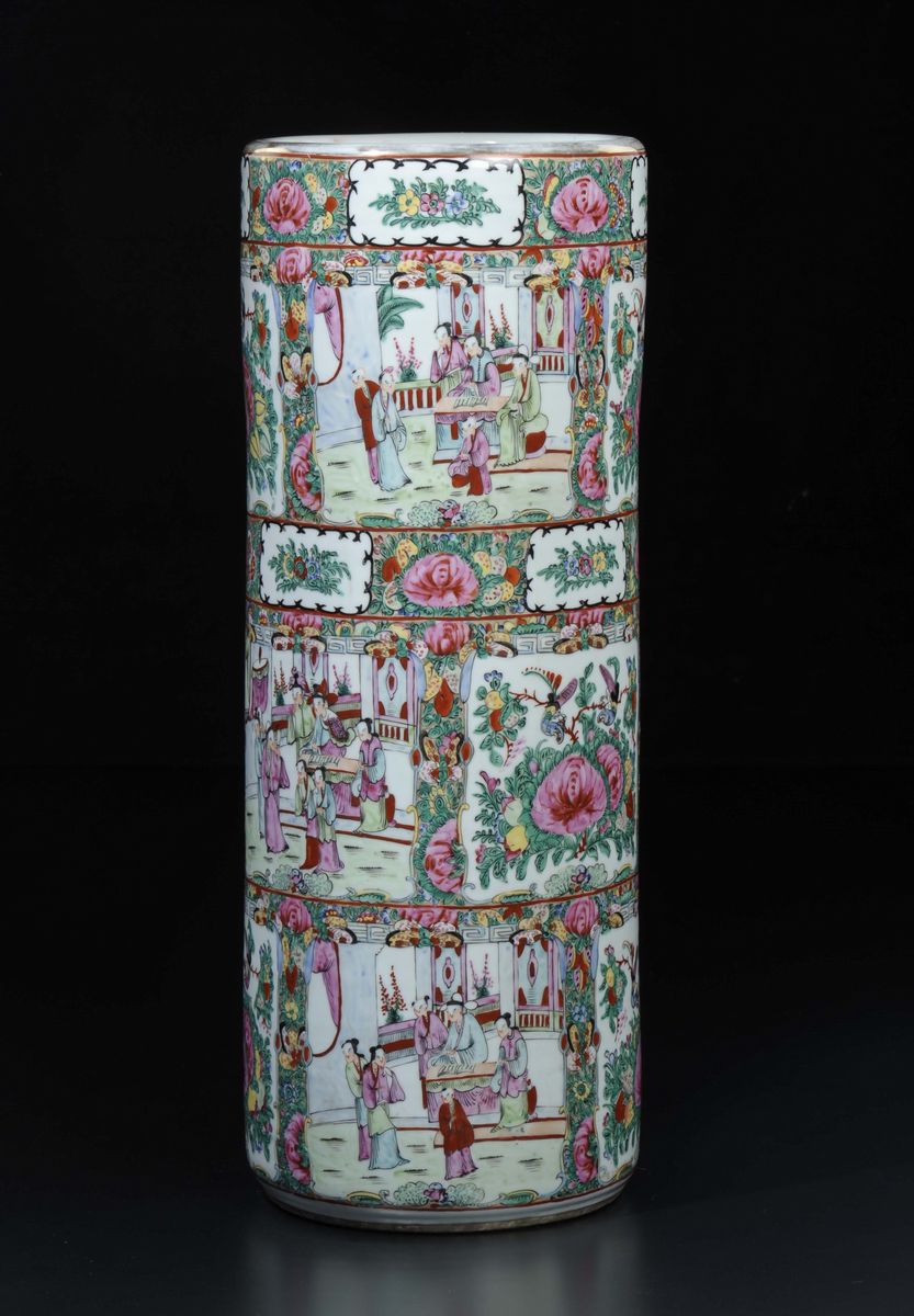 Vaso Cilindrico in Porcellana a Smalti Policromi con Decoro di Fiori e Scene di Vita di Corte, Ci...