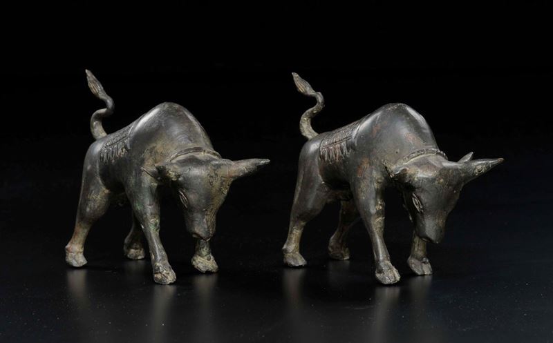 Coppia di tori in bronzo nell’atto di caricare, Cina, XX secolo  - Asta Chinese Works of Art - Cambi Casa d'Aste