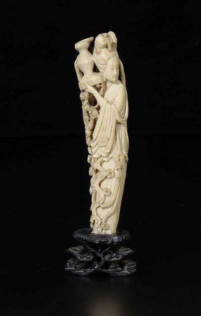 Figura di Guanyin Scolpita in Avorio con Vaso tra le Mani e Rami Fioriti a Rilievo, Cina, Inizio ...