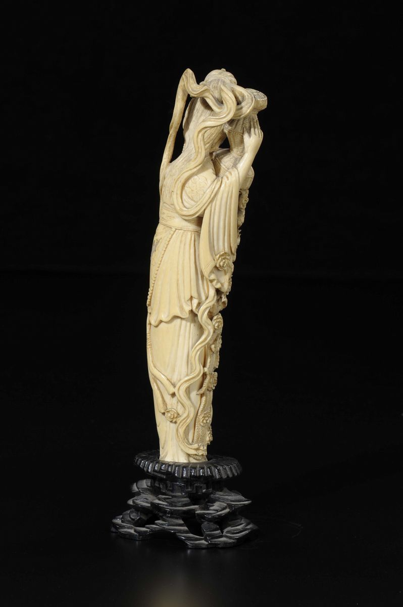 Figura di Guanyin Scolpita in Avorio con Vaso tra le Mani e Rami Fioriti a Rilievo, Cina, Inizio ...