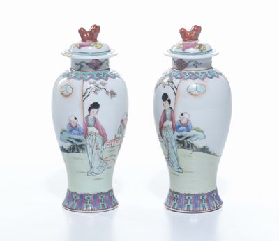 Coppia di Vasi con Coperchio in Porcellana a Smalti Policromi, Cina, Dinastia Qing, XIX Secolo