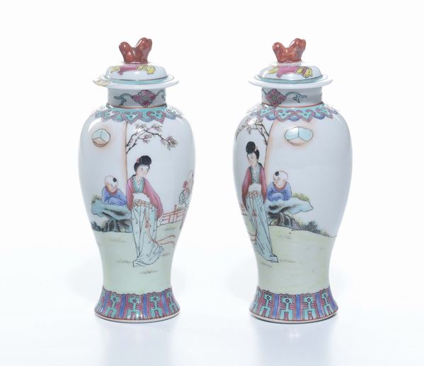 Coppia di vasi con coperchio in porcellana a smalti policromi, Cina, Dinastia Qing, XIX secolo