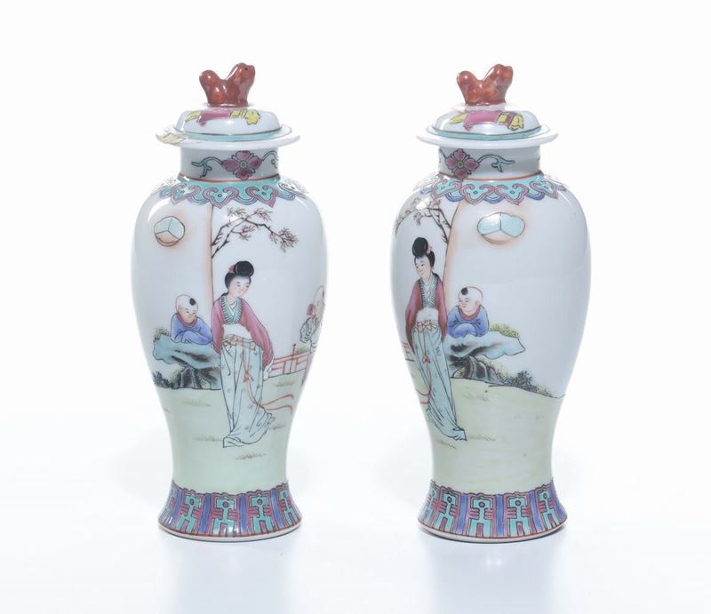 Coppia di vasi con coperchio in porcellana a smalti policromi, Cina, Dinastia Qing, XIX secolo  - Auction Furnishings from the mansions of the Ercole Marelli heirs and other property - Cambi Casa d'Aste