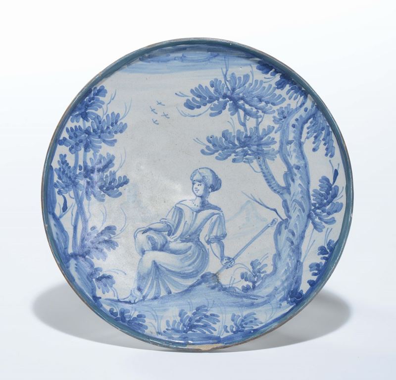 Alzatina in maiolica a decoro bianco e blu, Pavia, XVII secolo  - Auction Furnishings from the mansions of the Ercole Marelli heirs and other property - Cambi Casa d'Aste
