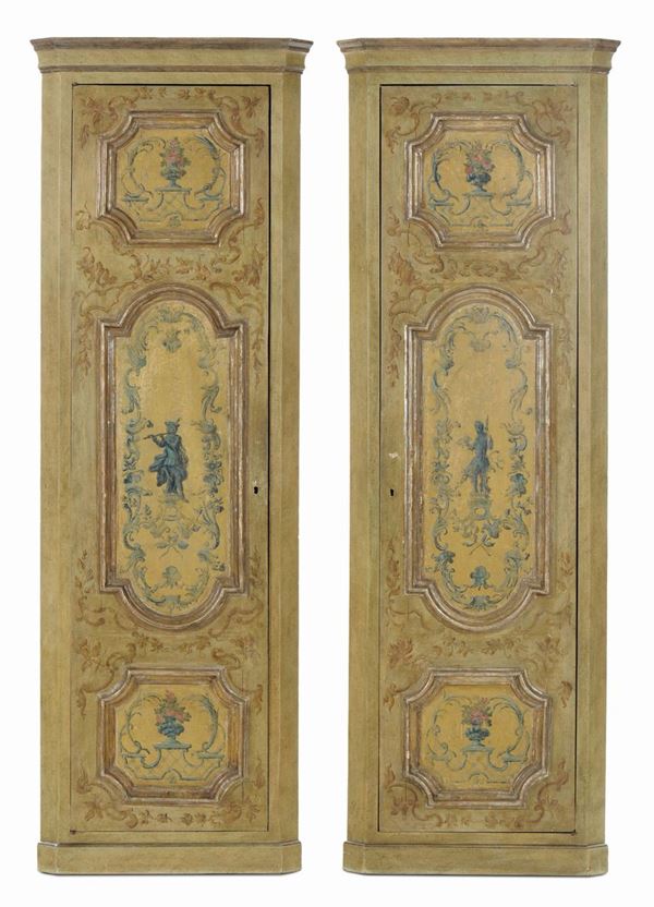 Coppia di angolari composti da due elementi antichi in lacca dipinta, Italia Centrale, XVIII secolo