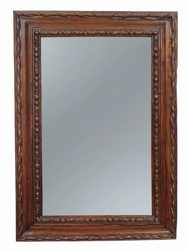Specchiera con cornice in legno di noce intagliato, XX secolo