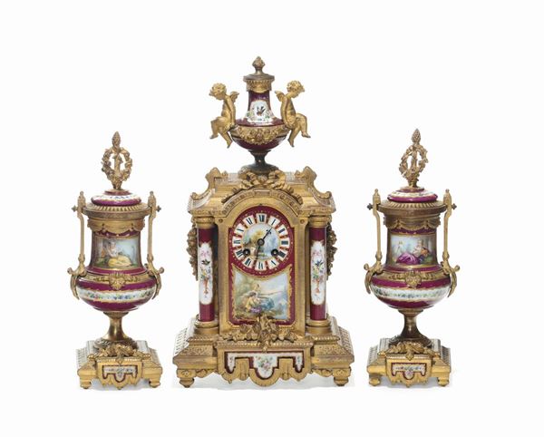 Trittico in porcellana di Sevres e bronzo dorato composto da orologio e due candelieri, Francia, XIX secolo