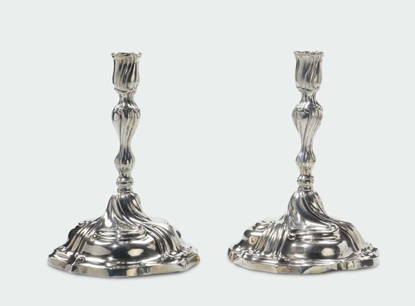 Coppia di candelieri in argento sbalzato e ceselalto. Punone della città di Ausburg in uso dal 1771 al 1773 e dell’argentiere C.B.
