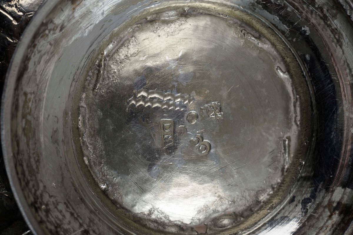 Coppia di Candelieri in Argento Sbalzato e Ceselalto. Punone della Città di Ausburg in Uso dal 17...