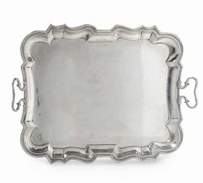 Vassoio Rettangolare in Argento Fuso e Sbalzato. Vassoio Rettangolare in Argento Fuso e Sbalzato....