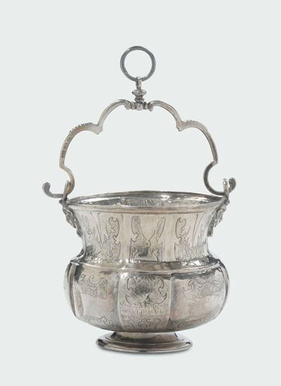 Secchiello in Argento Fuso, Sbalzato e Cesellato. Punzone per la Città di Napoli del 1747 Dell’ar...