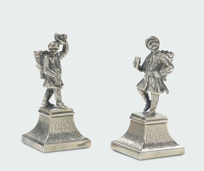 Coppia di Portastecchini a Foggia di Arlecchino in Argento Fuso, Sbalzato e Cesellato. Venezia, X...
