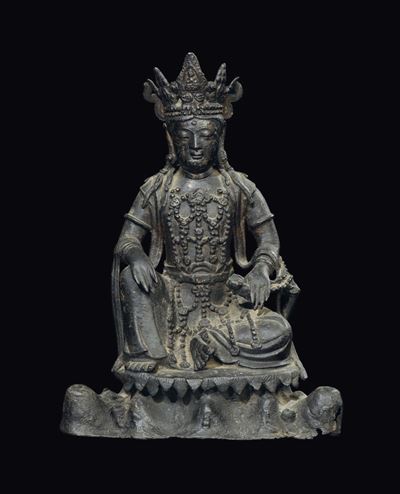 Figura di Buddha Incoronato Seduto in Bronzo con Tracce di Doratura, Cina, Dinastia Ming, XVII Se...