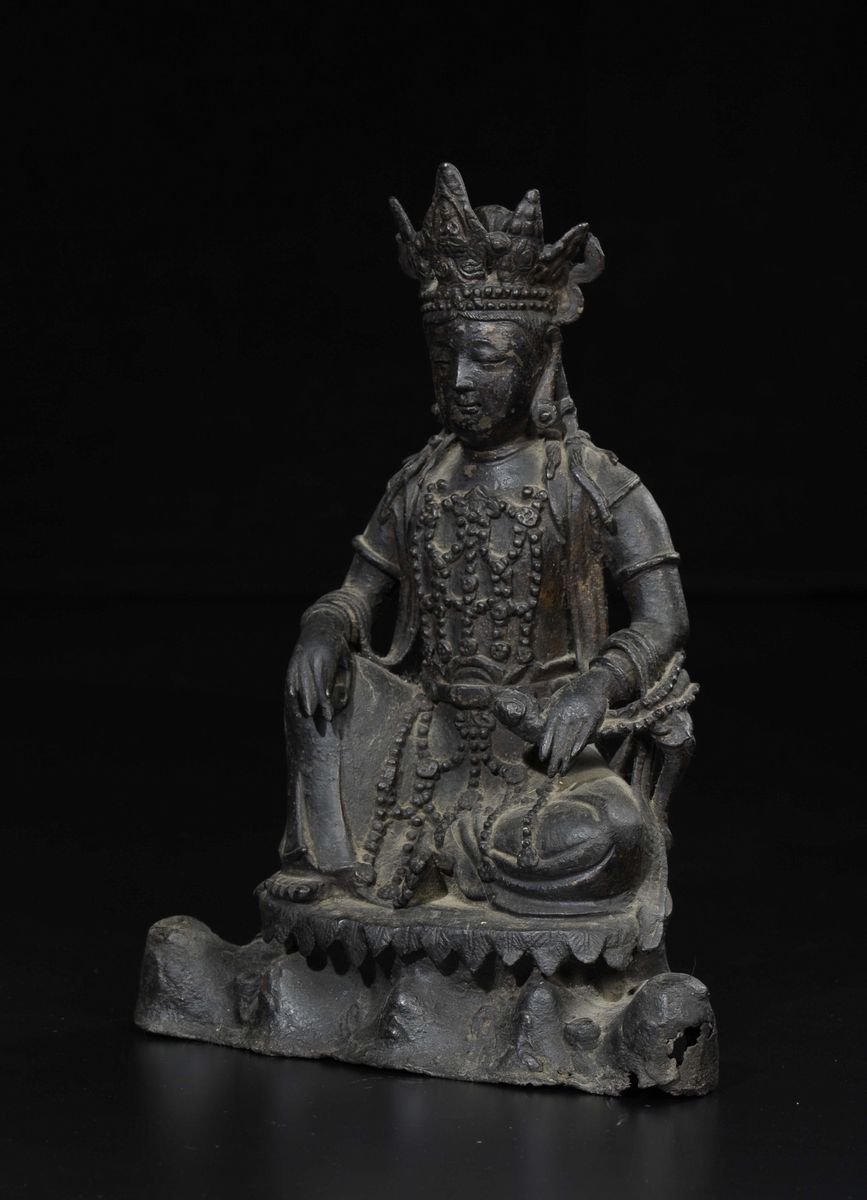 Figura di Buddha Incoronato Seduto in Bronzo con Tracce di Doratura, Cina, Dinastia Ming, XVII Se...