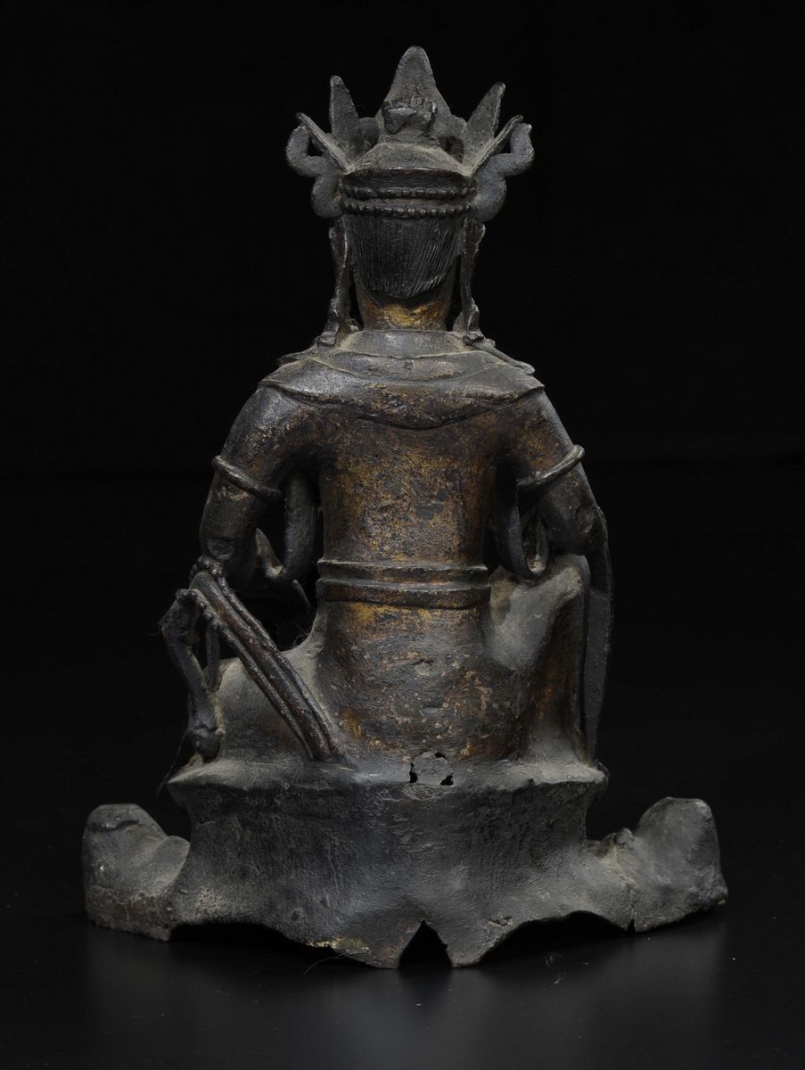 Figura di Buddha Incoronato Seduto in Bronzo con Tracce di Doratura, Cina, Dinastia Ming, XVII Se...