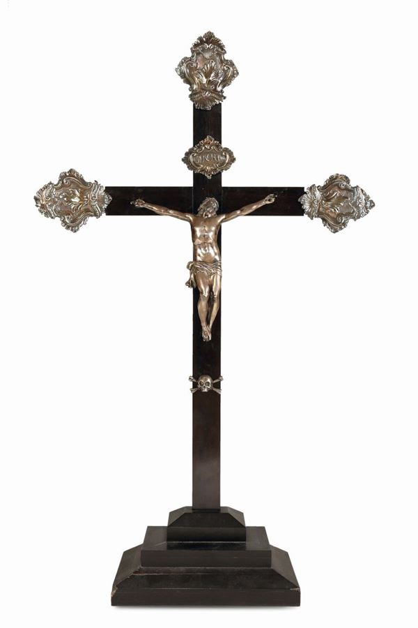 Crocefisso con Cristo in argento su croce ebanizzata con canti in argento sbalzato con marchio Torretta per l’anno 1770