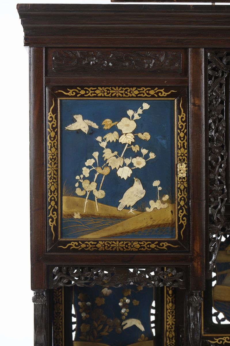 Mobile in Legno Laccato, Lavorato e Traforato con Riquadri con Scene Naturalistiche e di Vita Com...
