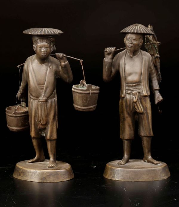 Due contadini in bronzo con cappelli e secchi d’acqua, Giappone, XX secolo
