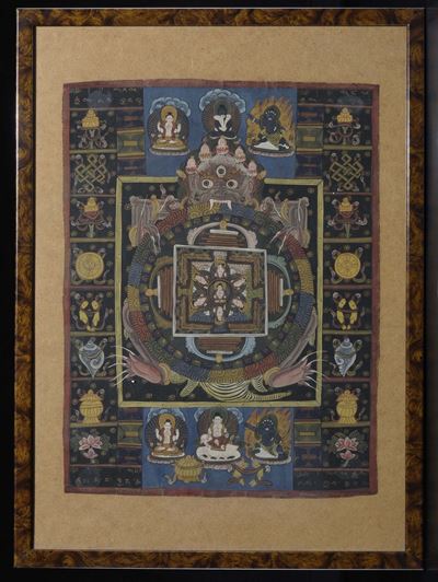 Tanka Incorniciato con Mandala Centrale e Diverse Divinità, Tibet, XX Secolo