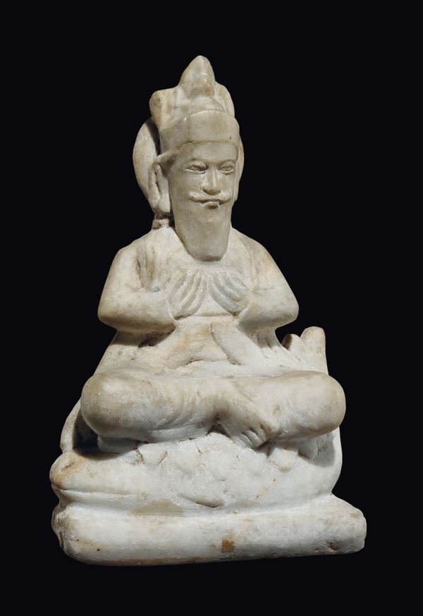 Dignitario con cappello seduto su fiore di loto scolpito in pietra, Birmania, XV secolo
