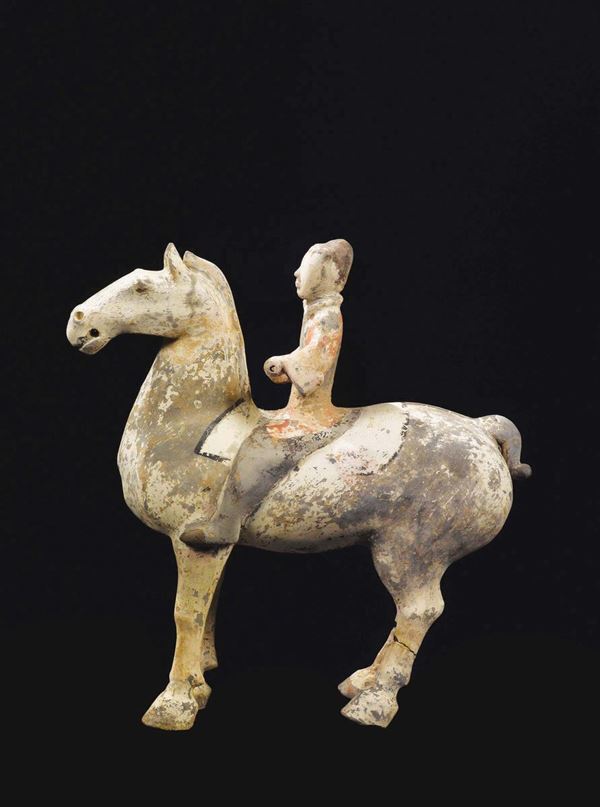 Cavaliere a cavallo in terracotta dipinta, Cina, Dinastia Tang (618-906)
