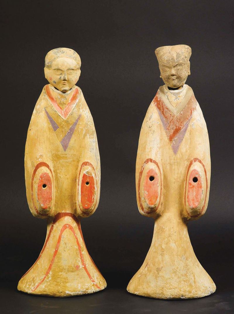 Due dignitari in terracotta dipinta, Cina, Dinastia Tang (618-906)  - Asta Chinese Works of Art - Cambi Casa d'Aste