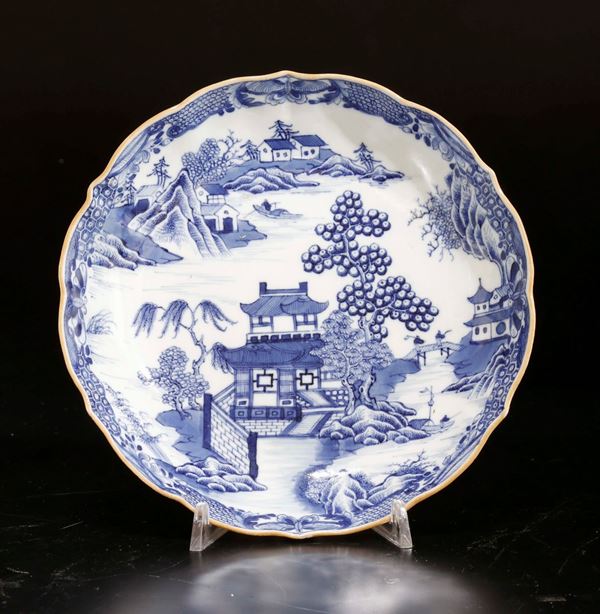 Piatto in porcellana bianca e blu raffigurante peasaggio con case e pescatori, Cina, Dinastia Qing, epoca Qianlong (1736-1795)