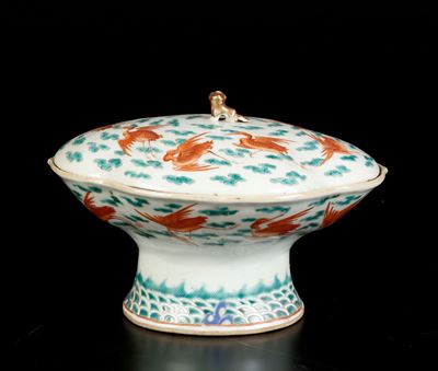 Zuppiera in Porcellana a Smalti Policromi con Decoro di Gru Rosse, Cina, Dinastia Qing, XIX Secol...