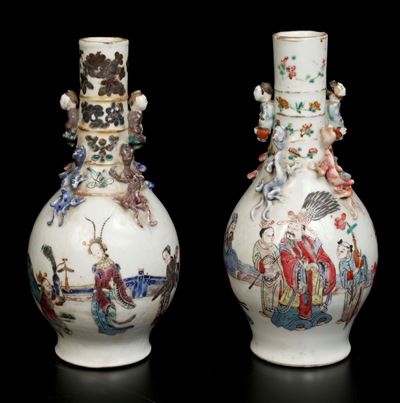Coppia di Vasetti in Porcellana a Smalti Policromi con Fanciulli e Draghetti a Rilievo, Cina, Din...