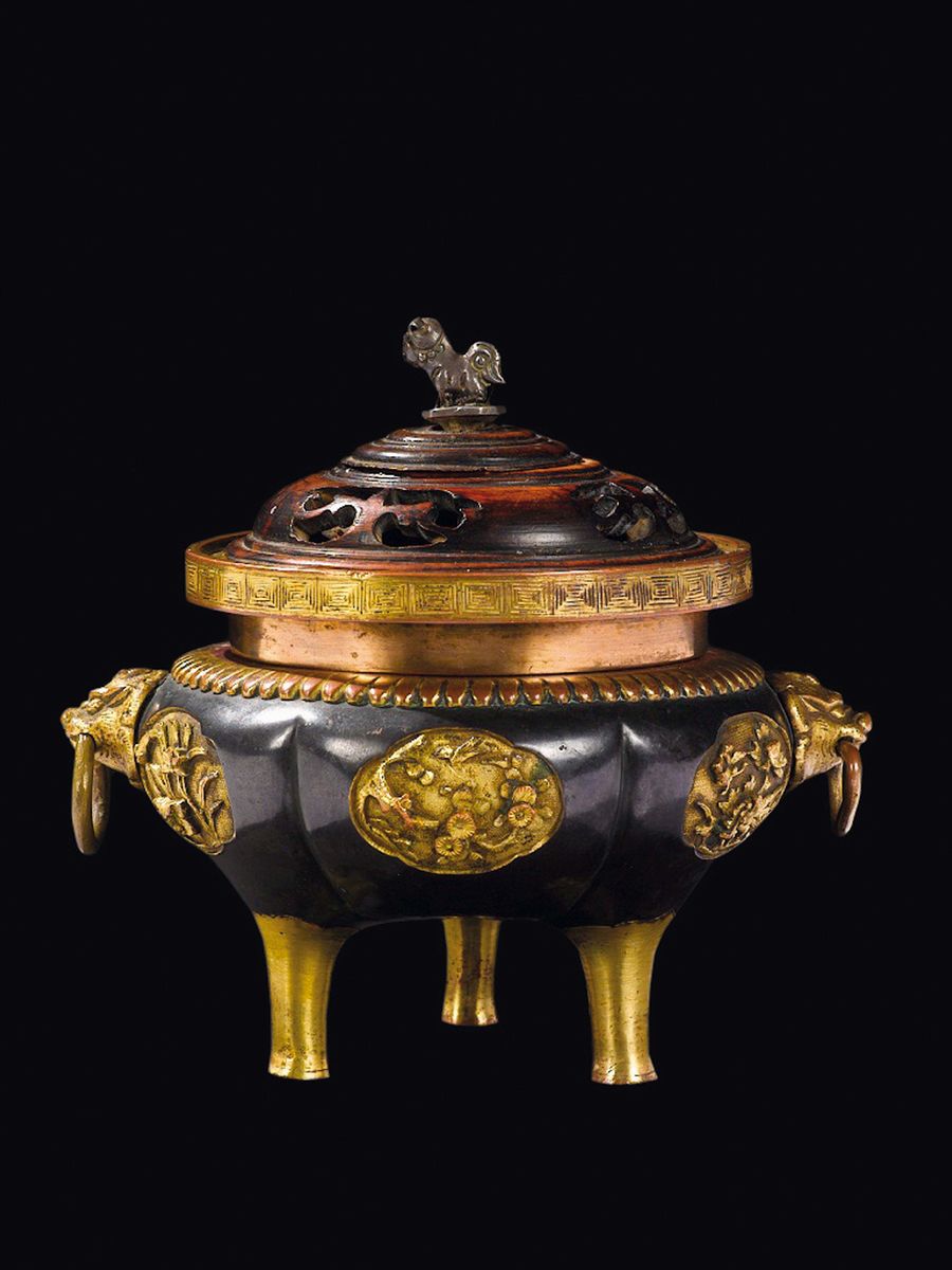 Incensiere Tripode in Bronzo Brunito e Dorato con Coperchio in Legno Traforato, Cina, Dinastia Qi...
