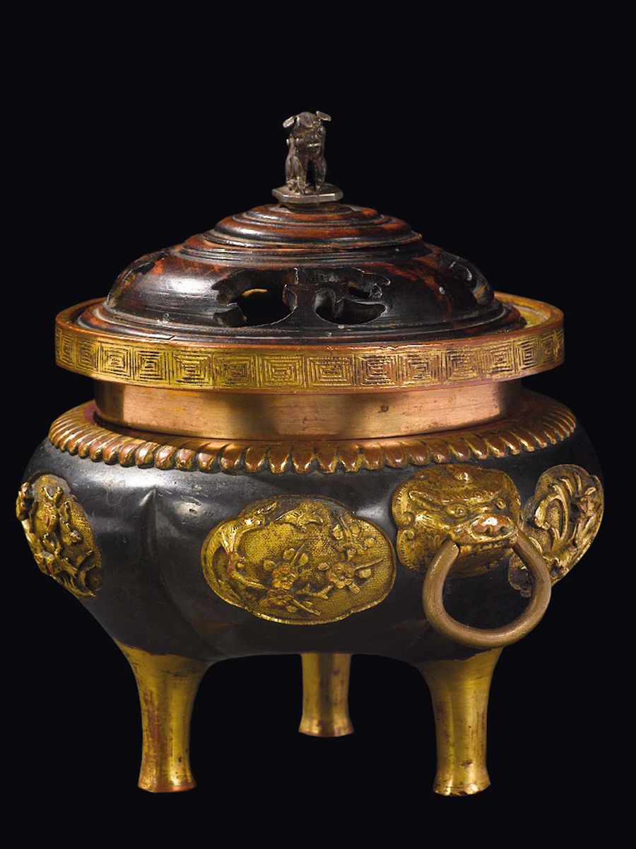 Incensiere Tripode in Bronzo Brunito e Dorato con Coperchio in Legno Traforato, Cina, Dinastia Qi...