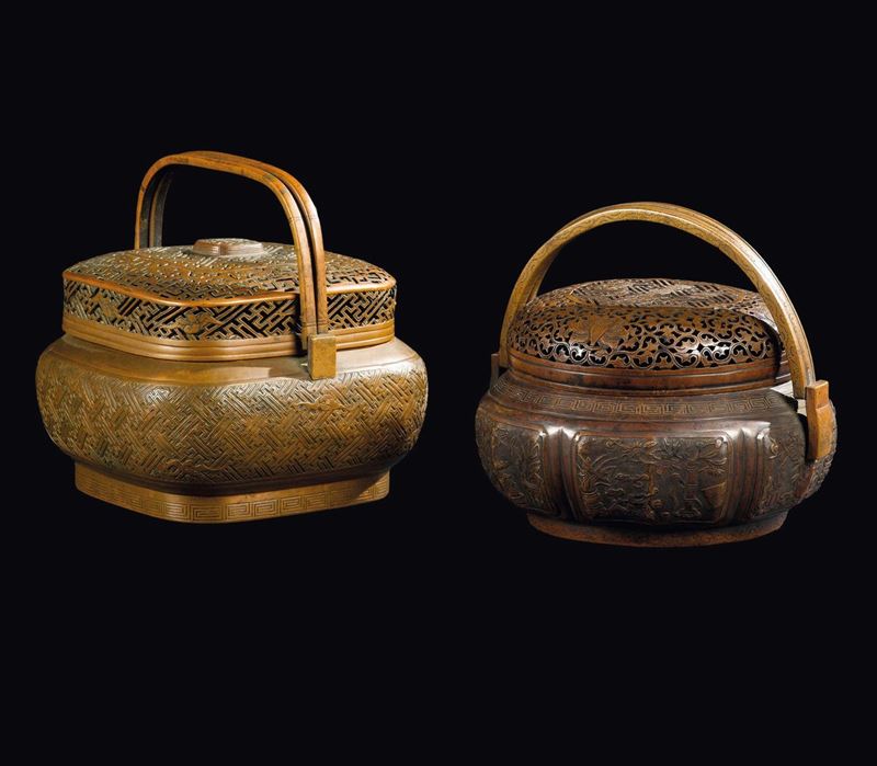 Due scaldamano in rame, uno con decoro geometrico d’ispirazione arcaica l’altro con decoro di nature morte, Cina, Dinastia Qing, inizio XIX secolo  - Asta Fine Chinese Works of Art - Cambi Casa d'Aste