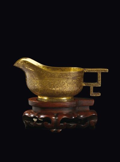 Salsiera con Manico in Bronzo Dorato a Decoro Geometrico D’ispirazione Arcaica, Cina, Dinastia Qi...