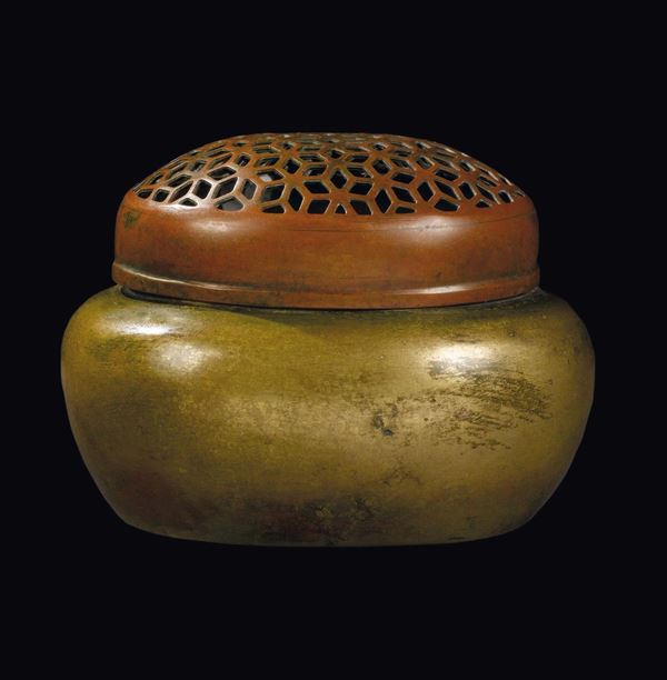 Piccolo scaldamani in bronzo dorato con coperchio in rame, Cina, Dinastia Qing, XIX secolo