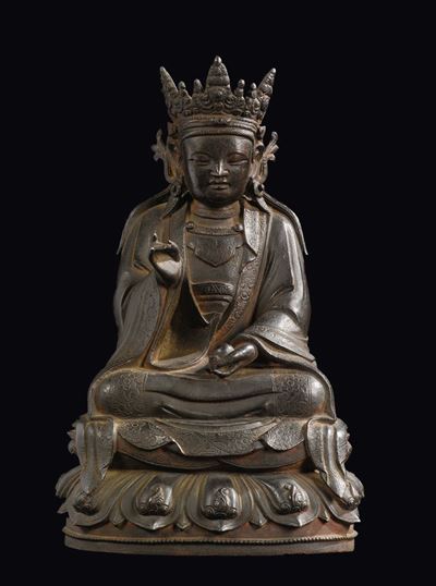 Figura di Buddha Incoronato in Bronzo Seduto su Fiore di Loto con Frutto in Mano, Cina, Dinastia ...