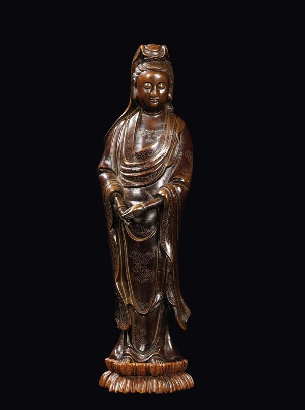 Figura di Guanyin con velo sulla testa scolpita in bronzo con decoro in argento di nuvole, Cina, Dinastia Qing, epoca Jiaqing, inizio XIX secolo