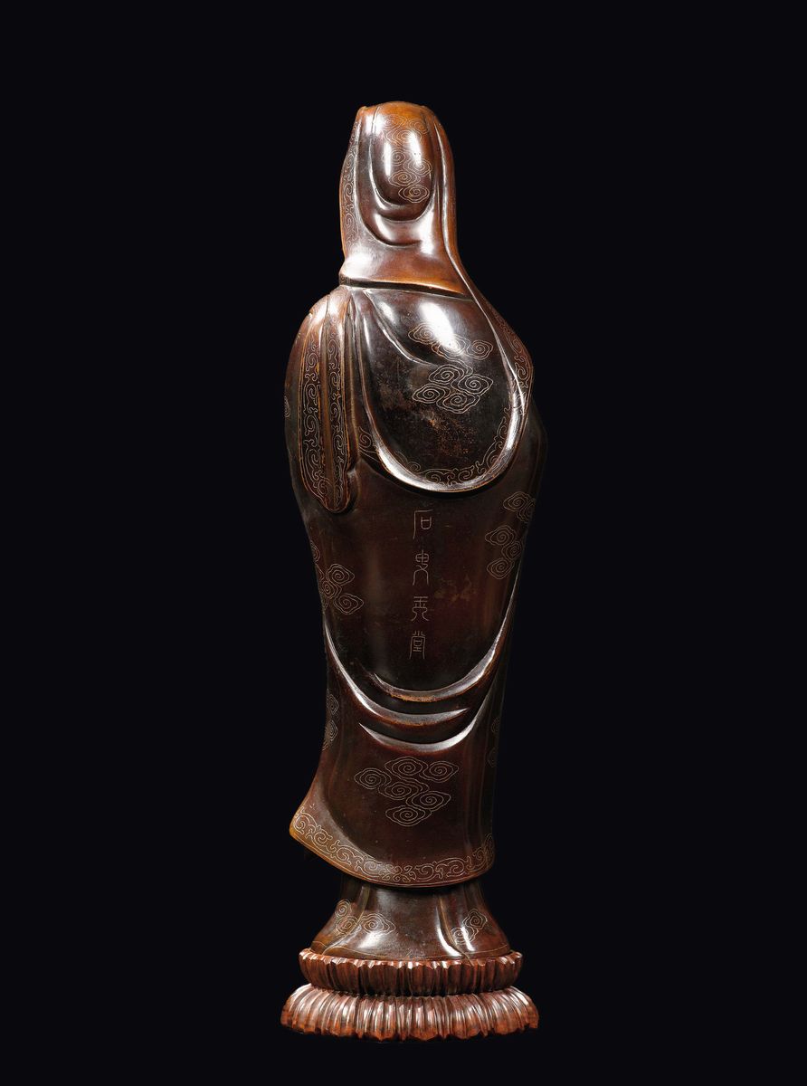Figura di Guanyin con Velo sulla Testa Scolpita in Bronzo con Decoro in Argento di Nuvole, Cina, ...