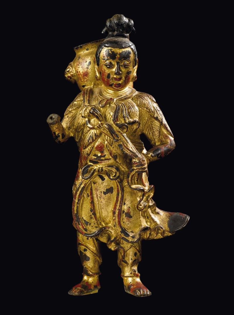 Figura di uomo con vaso sulla schiena scolpito in bronzo dorato e con tracce di laccatura, Cina, Dinastia Ming, XVII secolo  - Asta Chinese Works of Art - Cambi Casa d'Aste