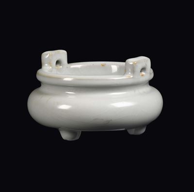 Incensiere Tripode con Manici in Porcellana Blanc De Chine, Cina, Dinastia Qing, Marca e del Peri...