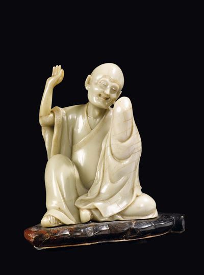 Figura di Saggio Seduto Scolpito in Saponaria, Cina, Dinastia Qing, Inizio XIX Secolo