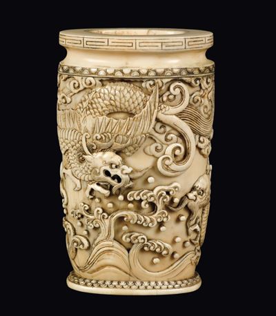 Vaso Scolpito in Avorio con Raffigurazione di Due Draghi a Rilievo, Cina, Dinastia Qing, Epoca Qi...