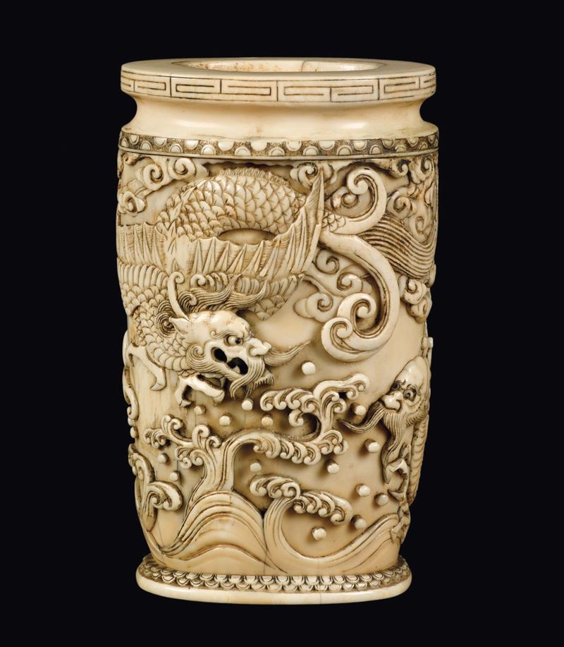 Vaso scolpito in avorio con raffigurazione di due draghi a rilievo, Cina, Dinastia Qing, epoca Qianlong (1736-1795)  - Asta Fine Chinese Works of Art - Cambi Casa d'Aste