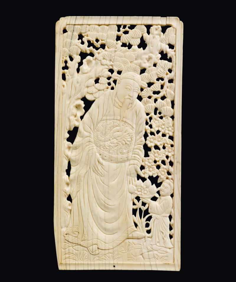 Placca in avorio traforato raffigurante dignitario e fanciullo che porge una cesta di frutti, Cina, Dinastia Ming, XVII secolo  - Asta Fine Chinese Works of Art - Cambi Casa d'Aste