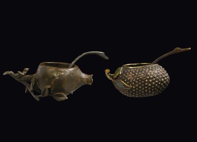 Coppia di Saliere in Bronzo Scolpite a Guisa di Frutto, Cina, Dinastia Qing, Epoca Qianlong (1736...