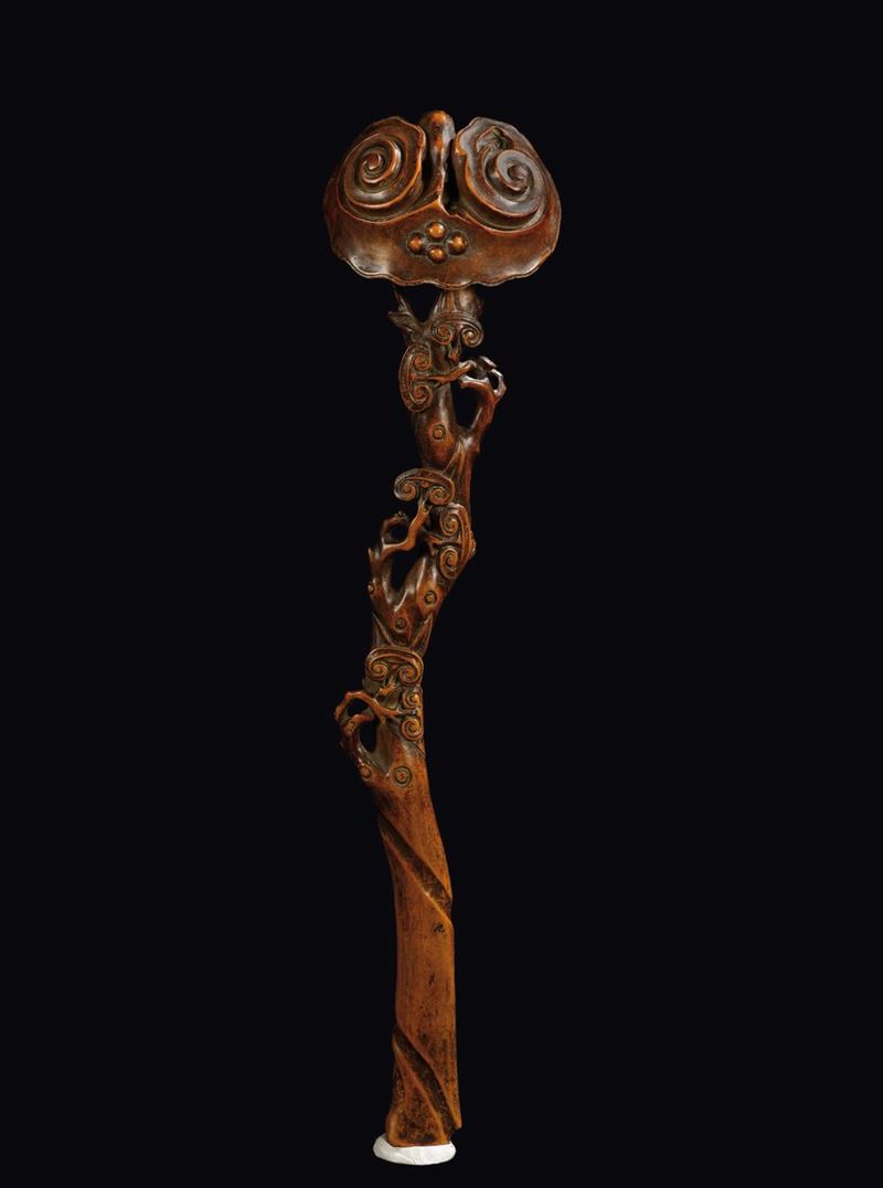 Ruyi scolpito in legno di bosso con decoro di funghi a rilievo, Cina, Dinastia Qing, epoca Kangxi (1662-1722)  - Asta Fine Chinese Works of Art - Cambi Casa d'Aste